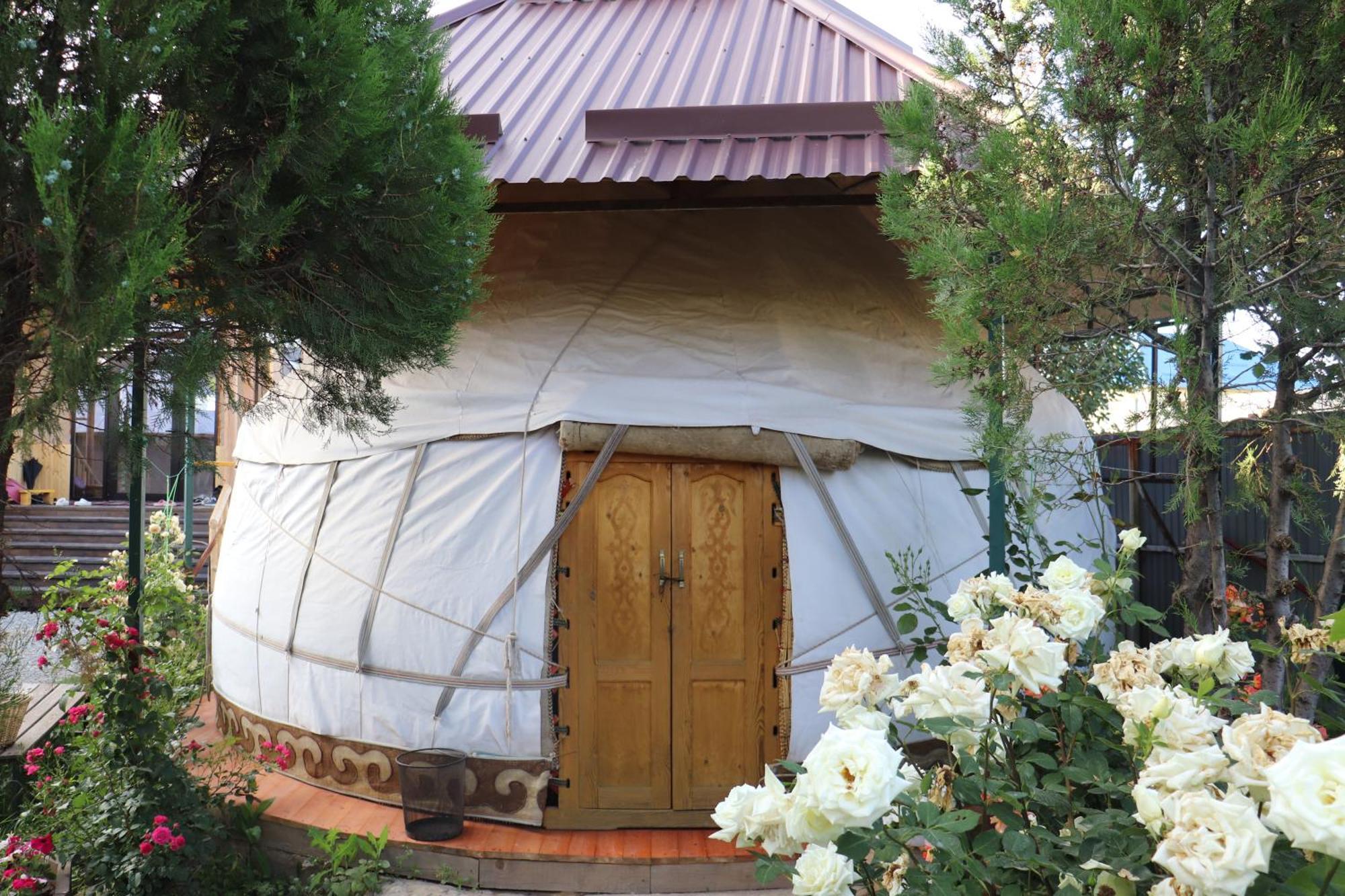 Happy Nomads Yurts & Hostel Karakol Bagian luar foto