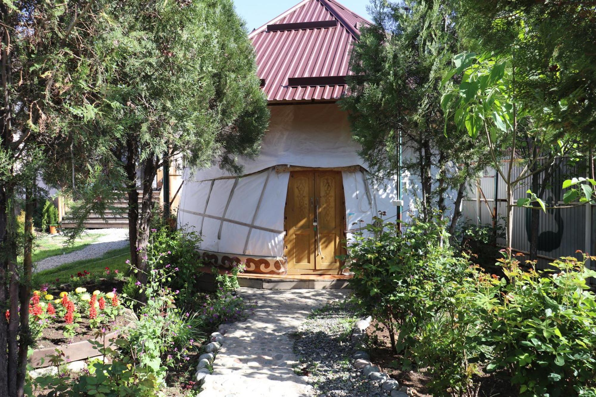 Happy Nomads Yurts & Hostel Karakol Bagian luar foto